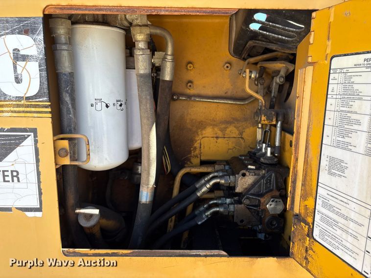 image for item EA7053 1998 John Deere 550G LGP dozer