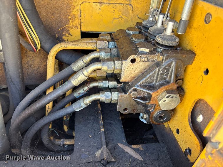 image for item EA7053 1998 John Deere 550G LGP dozer