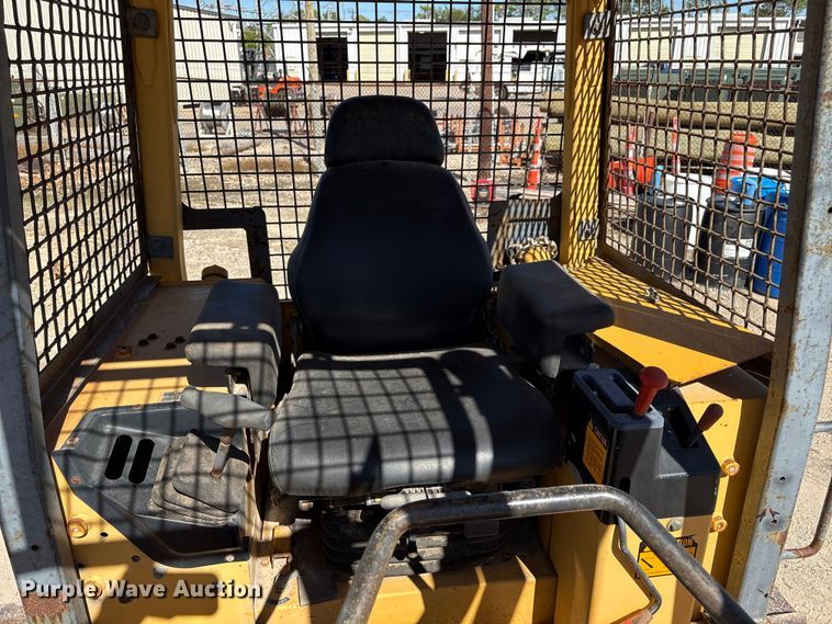 image for item EA7053 1998 John Deere 550G LGP dozer