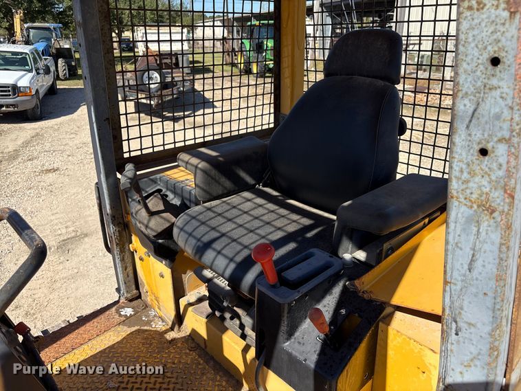 image for item EA7053 1998 John Deere 550G LGP dozer