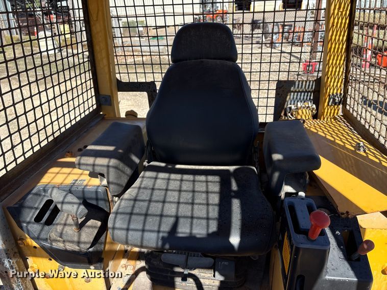 image for item EA7053 1998 John Deere 550G LGP dozer