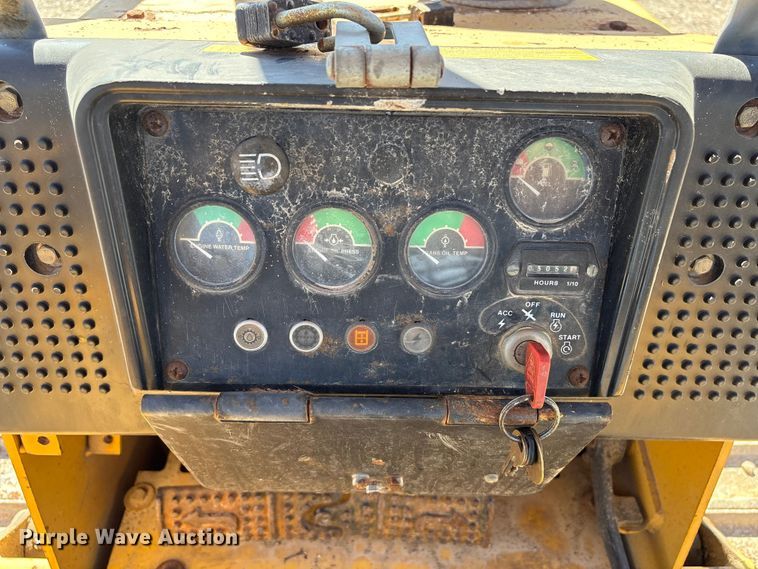 image for item EA7053 1998 John Deere 550G LGP dozer