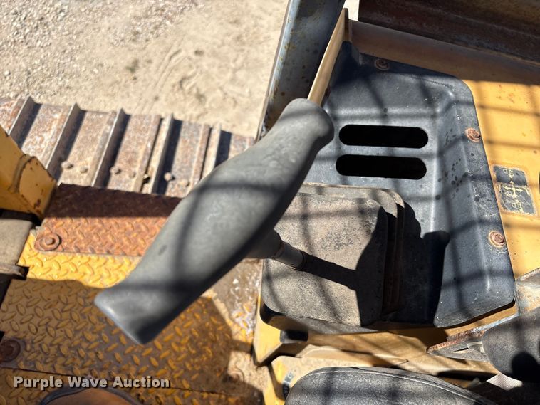 image for item EA7053 1998 John Deere 550G LGP dozer