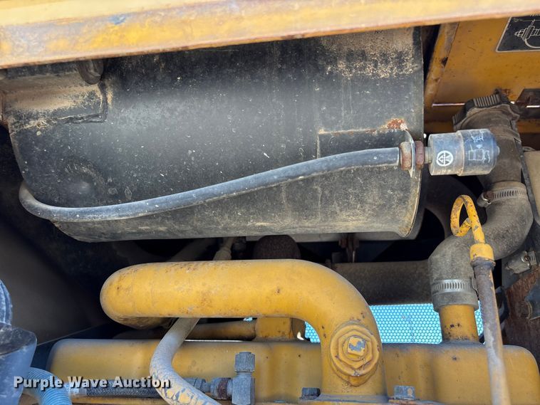 image for item EA7053 1998 John Deere 550G LGP dozer