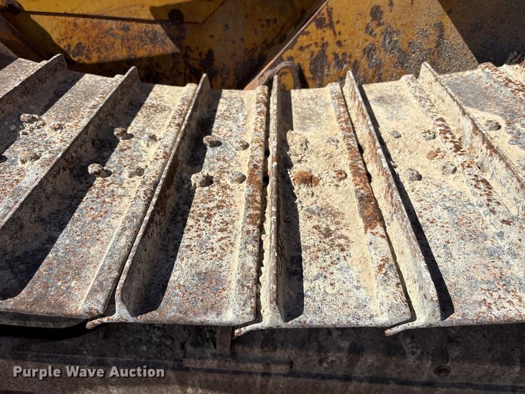 image for item EA7053 1998 John Deere 550G LGP dozer