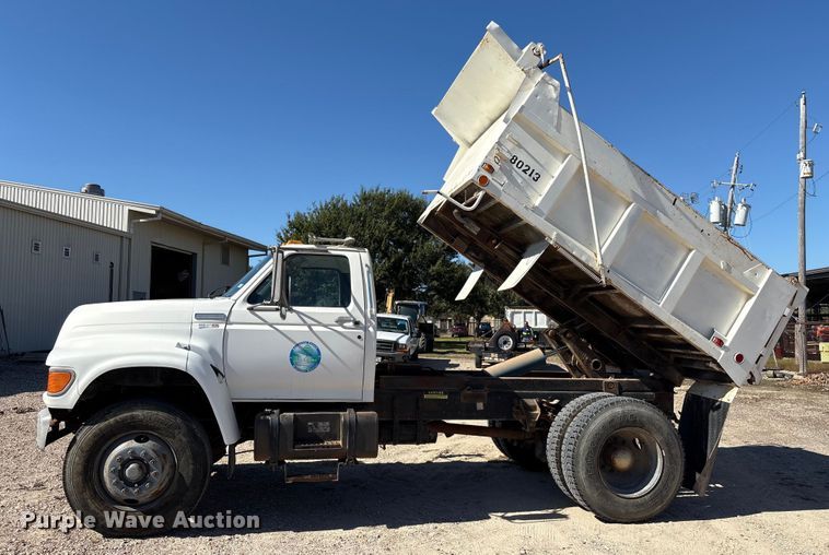 image for item EA7055 1996 Ford F800 dump truck