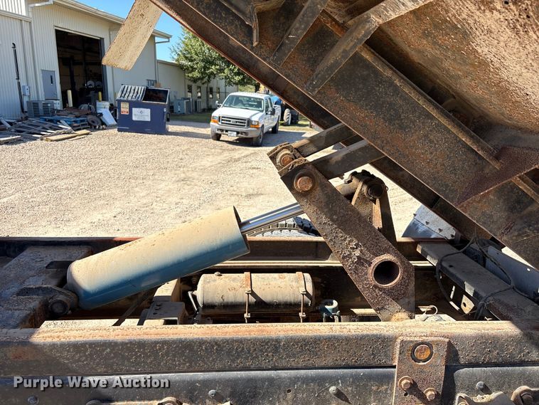 image for item EA7055 1996 Ford F800 dump truck