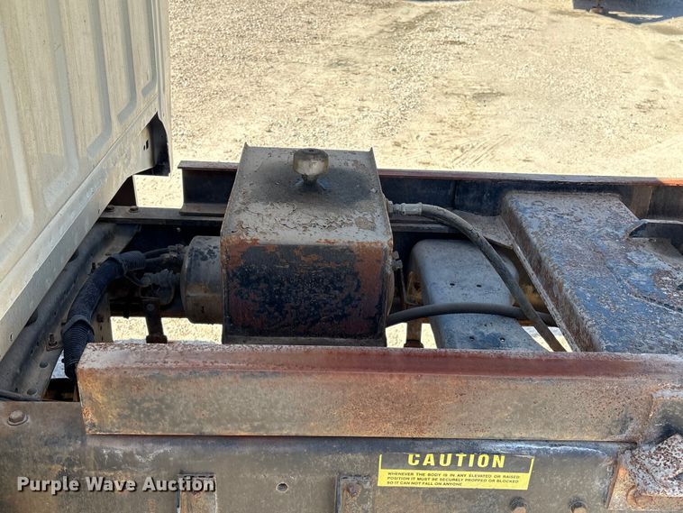 image for item EA7055 1996 Ford F800 dump truck