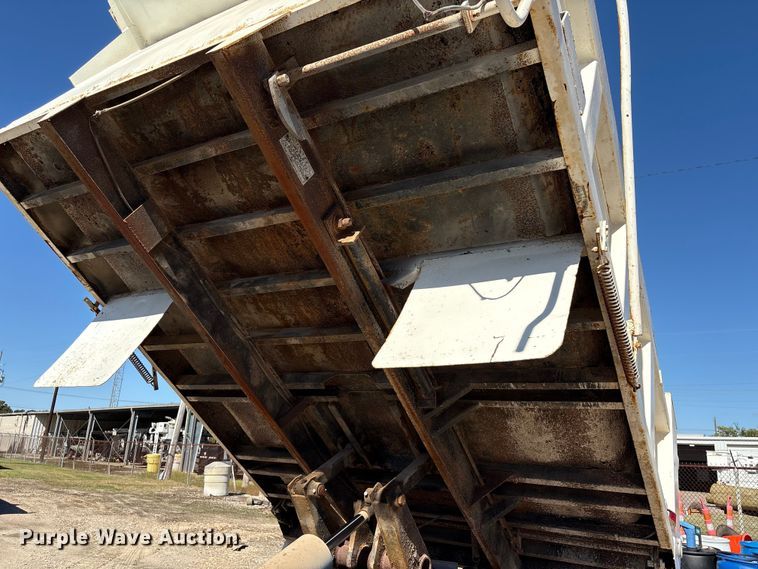 image for item EA7055 1996 Ford F800 dump truck