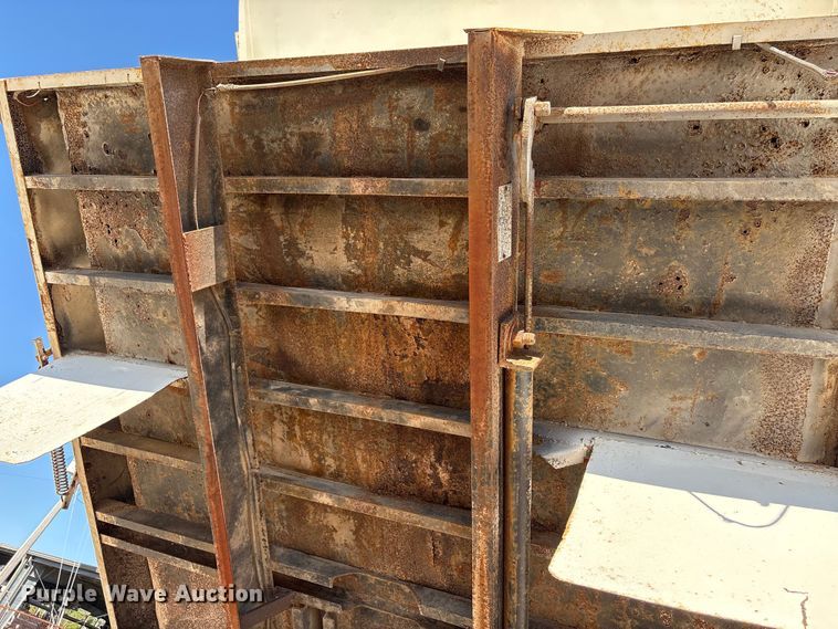 image for item EA7055 1996 Ford F800 dump truck