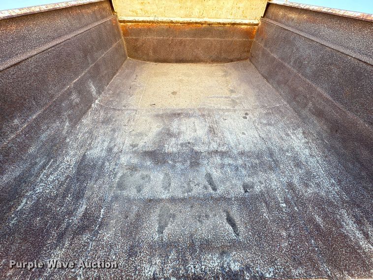 image for item EA7055 1996 Ford F800 dump truck