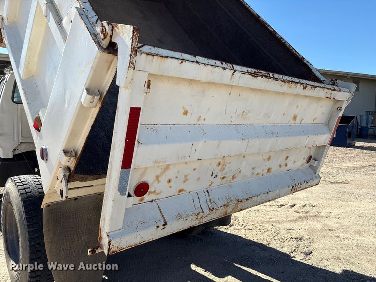 image for item EA7055 1996 Ford F800 dump truck