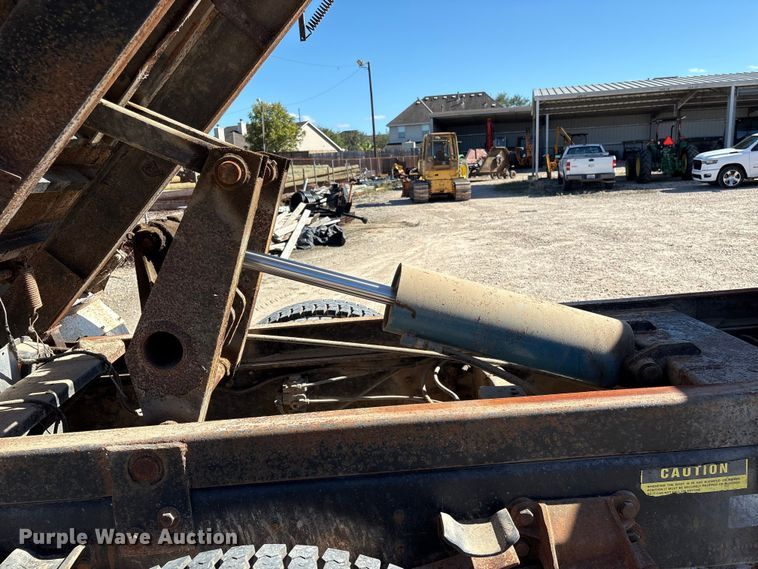 image for item EA7055 1996 Ford F800 dump truck