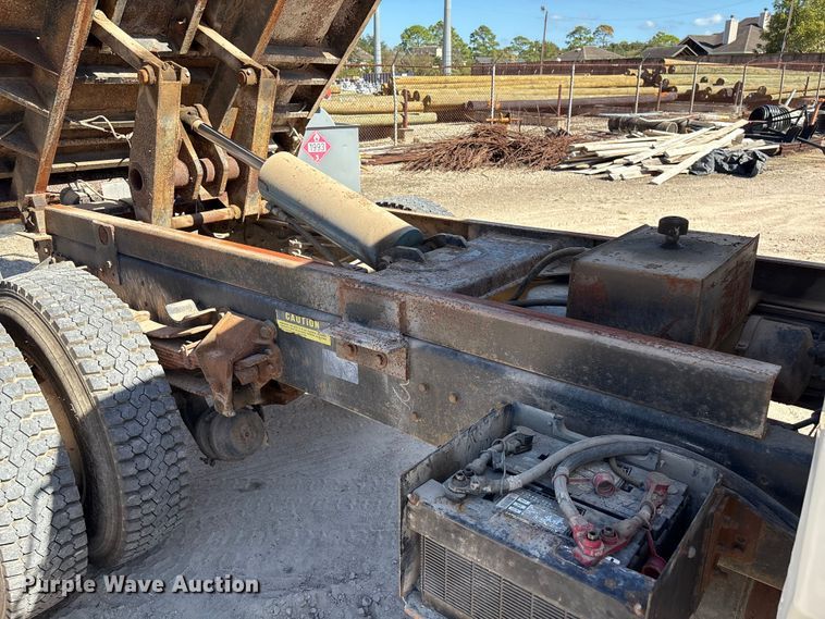 image for item EA7055 1996 Ford F800 dump truck