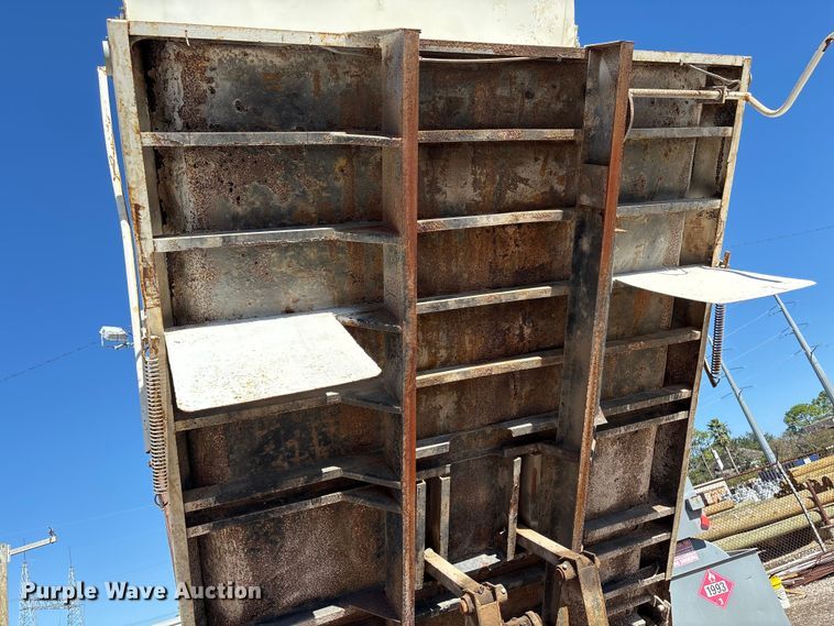 image for item EA7055 1996 Ford F800 dump truck