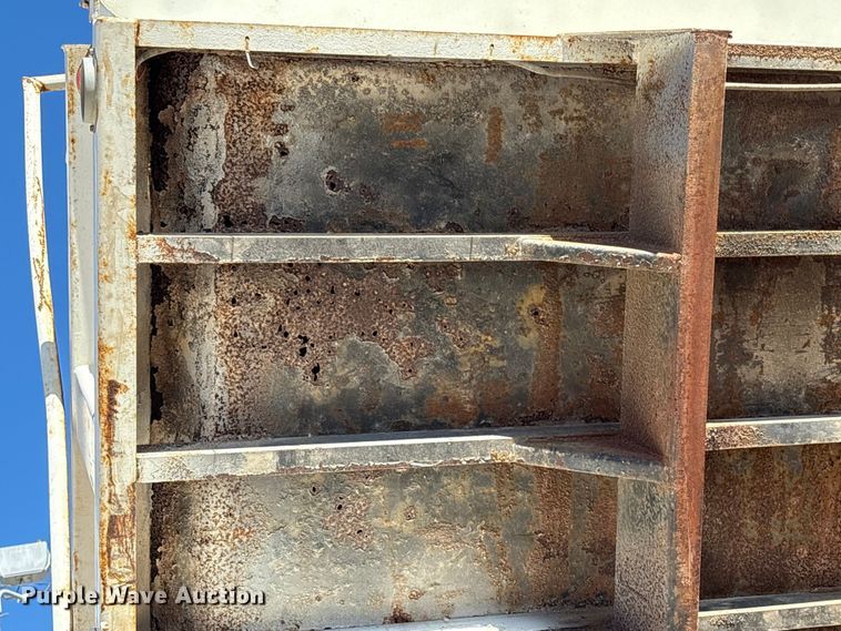 image for item EA7055 1996 Ford F800 dump truck