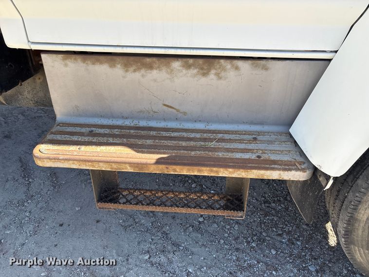 image for item EA7055 1996 Ford F800 dump truck