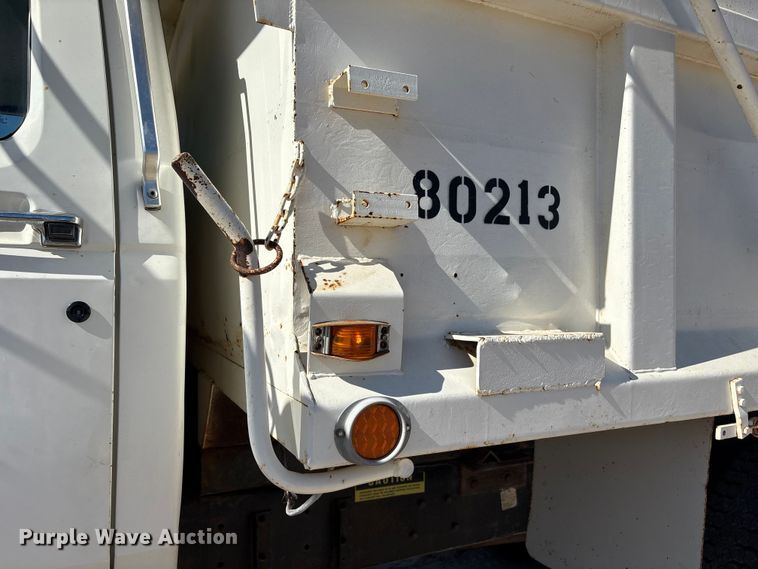 image for item EA7055 1996 Ford F800 dump truck