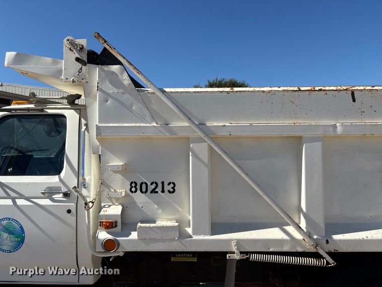 image for item EA7055 1996 Ford F800 dump truck