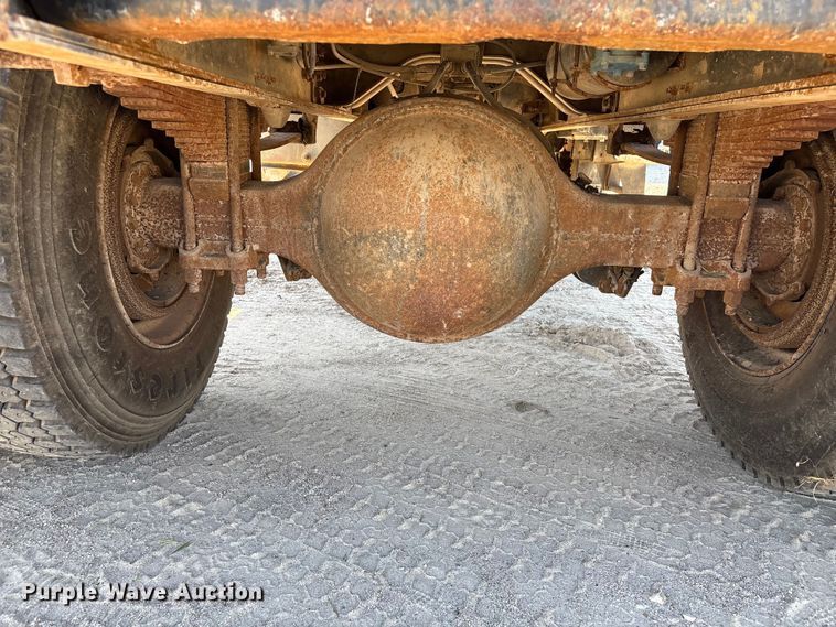 image for item EA7055 1996 Ford F800 dump truck