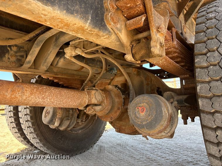 image for item EA7055 1996 Ford F800 dump truck