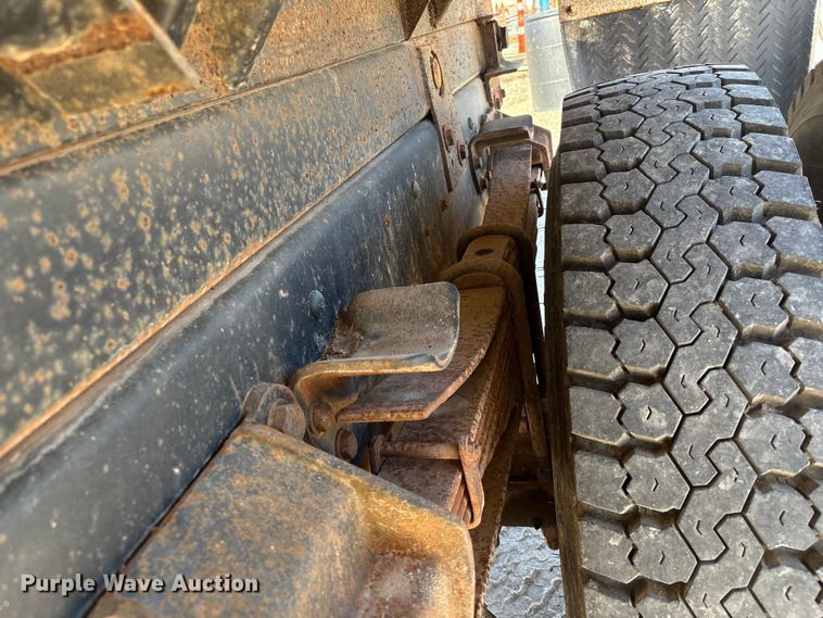 image for item EA7055 1996 Ford F800 dump truck