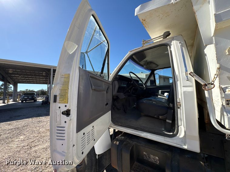 image for item EA7055 1996 Ford F800 dump truck