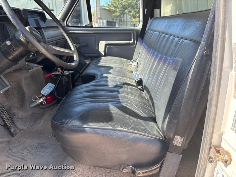 image for item EA7055 1996 Ford F800 dump truck