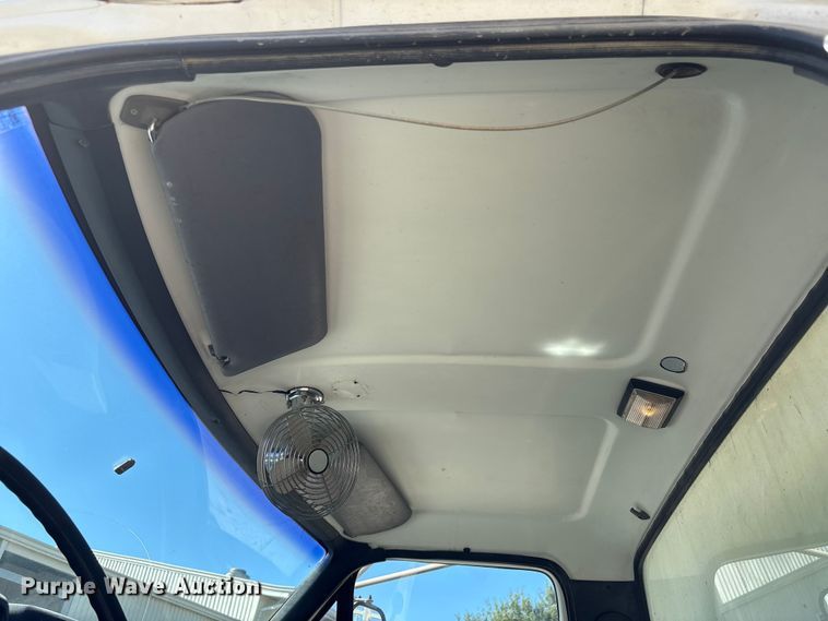 image for item EA7055 1996 Ford F800 dump truck