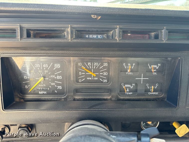 image for item EA7055 1996 Ford F800 dump truck