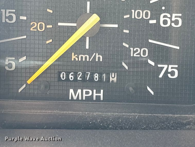 image for item EA7055 1996 Ford F800 dump truck