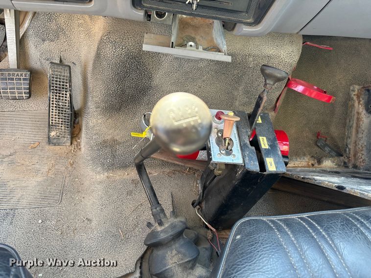 image for item EA7055 1996 Ford F800 dump truck