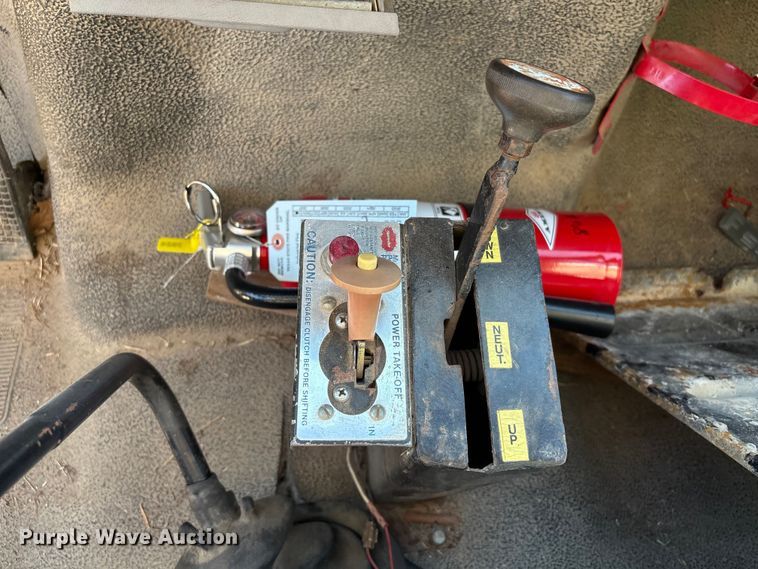 image for item EA7055 1996 Ford F800 dump truck