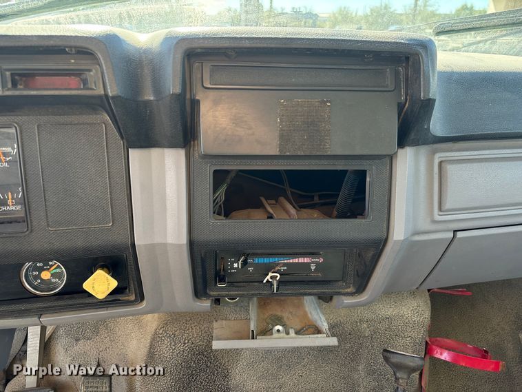 image for item EA7055 1996 Ford F800 dump truck