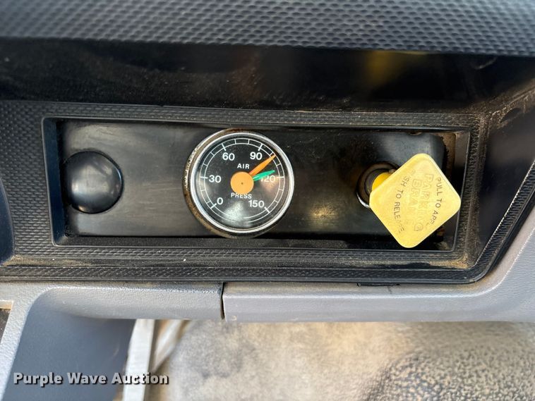 image for item EA7055 1996 Ford F800 dump truck