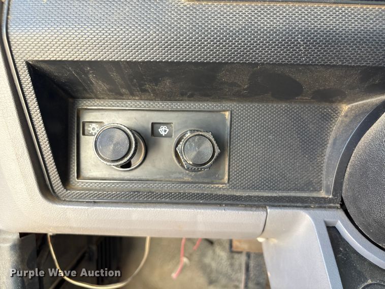 image for item EA7055 1996 Ford F800 dump truck