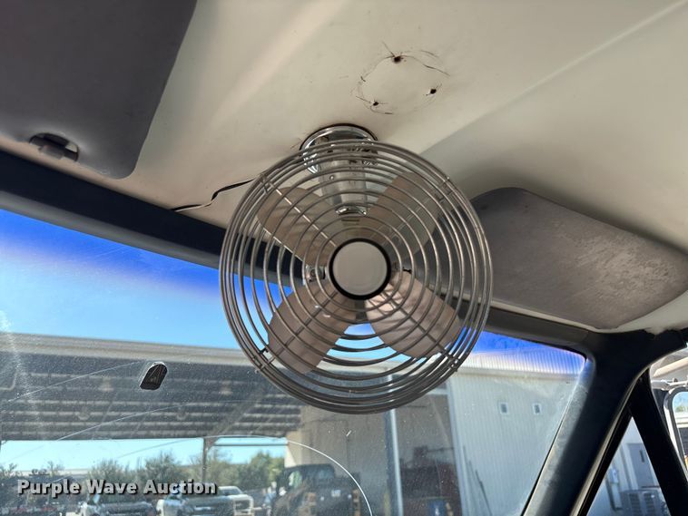 image for item EA7055 1996 Ford F800 dump truck