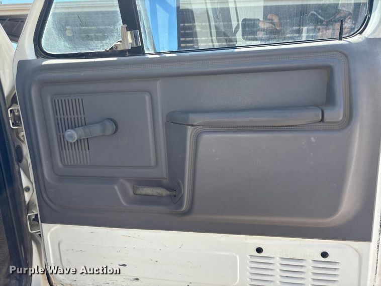 image for item EA7055 1996 Ford F800 dump truck