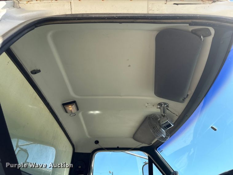 image for item EA7055 1996 Ford F800 dump truck