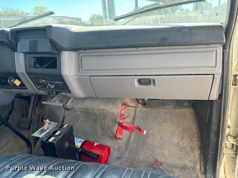 image for item EA7055 1996 Ford F800 dump truck