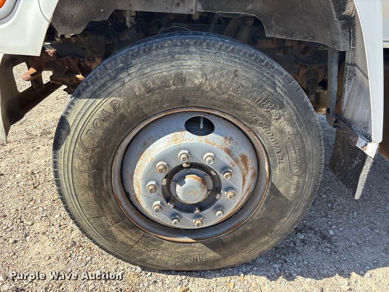 image for item EA7055 1996 Ford F800 dump truck