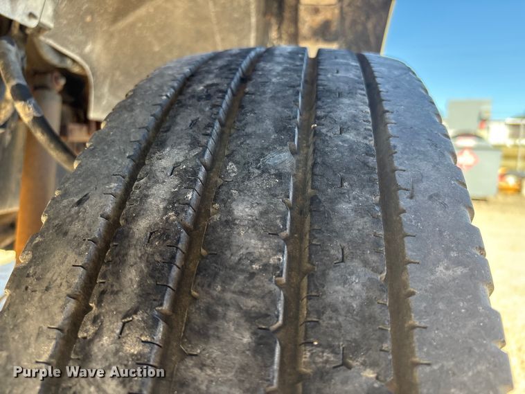 image for item EA7055 1996 Ford F800 dump truck