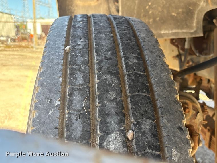 image for item EA7055 1996 Ford F800 dump truck