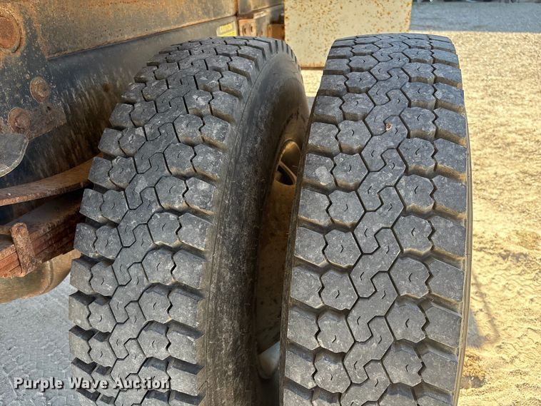 image for item EA7055 1996 Ford F800 dump truck