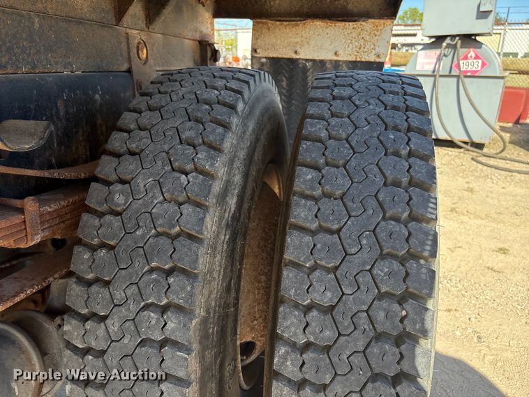 image for item EA7055 1996 Ford F800 dump truck