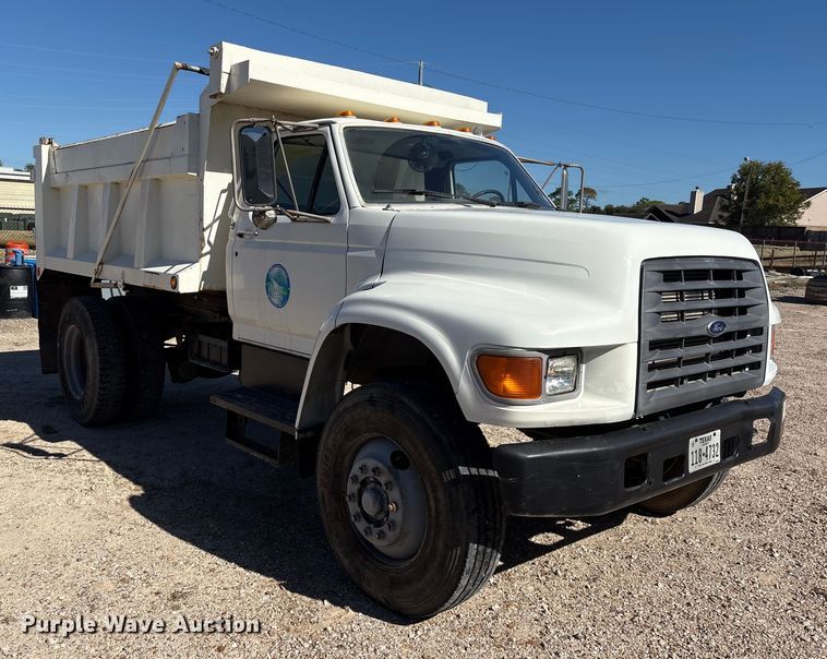 image for item EA7056 1995 Ford F800 dump truck