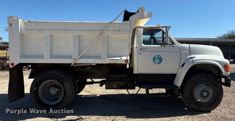 image for item EA7056 1995 Ford F800 dump truck