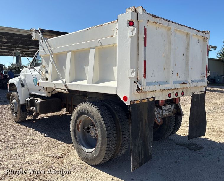 image for item EA7056 1995 Ford F800 dump truck