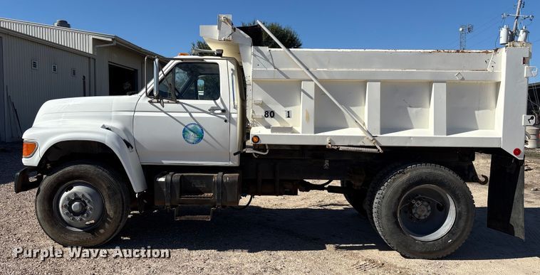 image for item EA7056 1995 Ford F800 dump truck