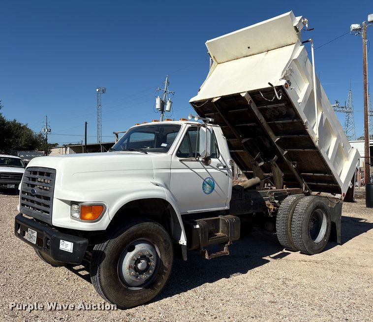 image for item EA7056 1995 Ford F800 dump truck